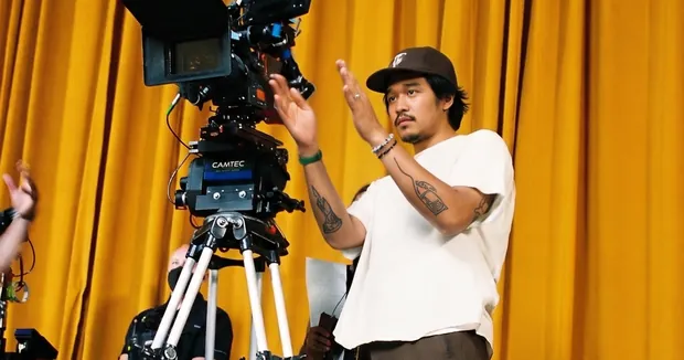 Mengarahkan pengambilan gambar di studio